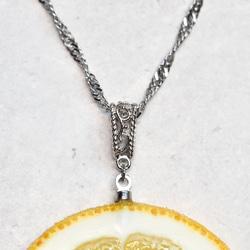 清楚な女性のためのお砂糖漬けレモンのネックレス 7枚目の画像