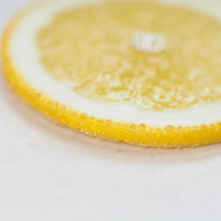 清楚な女性のためのお砂糖漬けレモンのネックレス 4枚目の画像