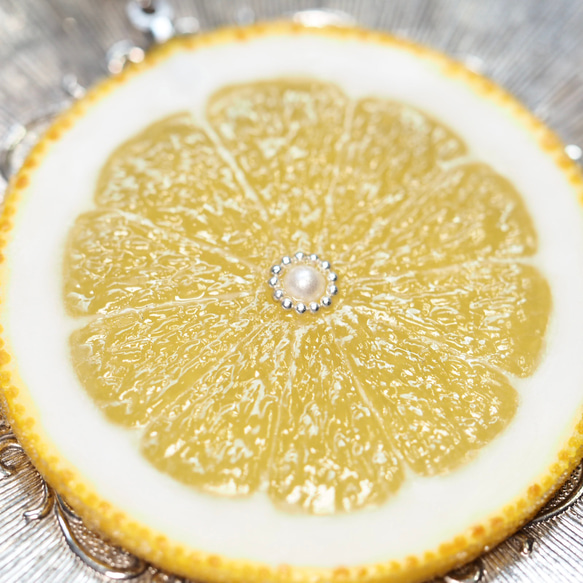 清楚な女性のためのお砂糖漬けレモンのネックレス 3枚目の画像