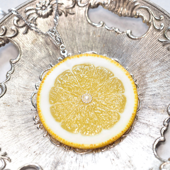清楚な女性のためのお砂糖漬けレモンのネックレス 2枚目の画像