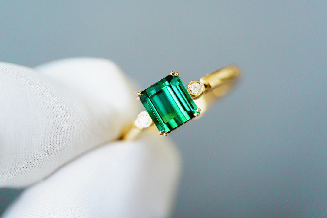「癒しのパワー」K18 天然グリーントルマリン　天然ダイヤモンド　上品　幸運　無邪気　10月誕生石　1.3ct リング