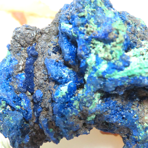 美しい鉱物標本】地球のかけらのようなアズマラカイ・藍銅鉱孔雀石