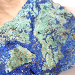 【美しい鉱物標本】地球のかけらのようなアズマラカイ・藍銅鉱孔雀石／381グラム 9枚目の画像