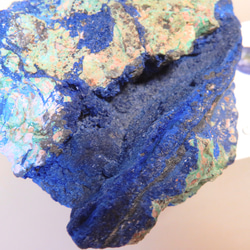 【美しい鉱物標本】地球のかけらのようなアズマラカイ・藍銅鉱孔雀石／381グラム 3枚目の画像