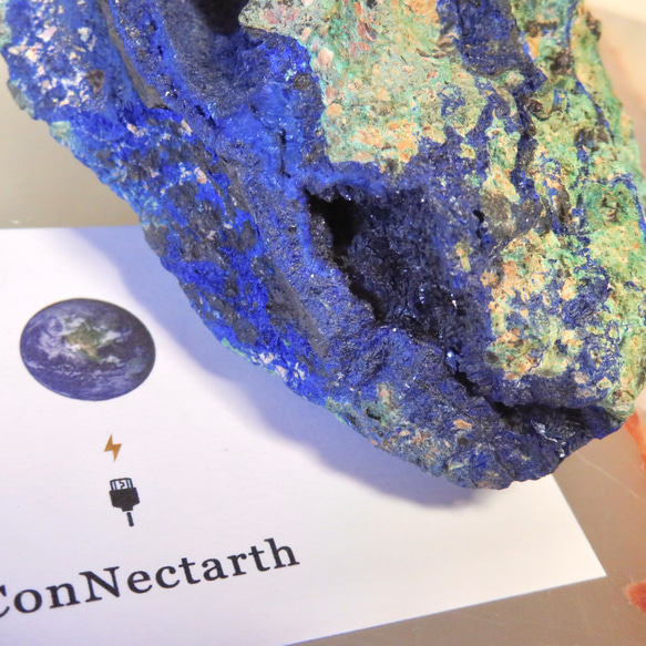 【美しい鉱物標本】地球のかけらのようなアズマラカイ・藍銅鉱孔雀石／381グラム 4枚目の画像