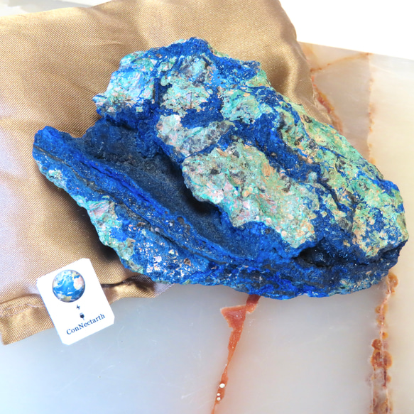 【美しい鉱物標本】地球のかけらのようなアズマラカイ・藍銅鉱孔雀石／381グラム 2枚目の画像
