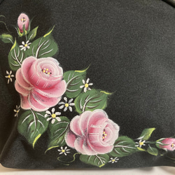 トールペイントで描いたピンクのバラのシエル型ポーチ 3枚目の画像