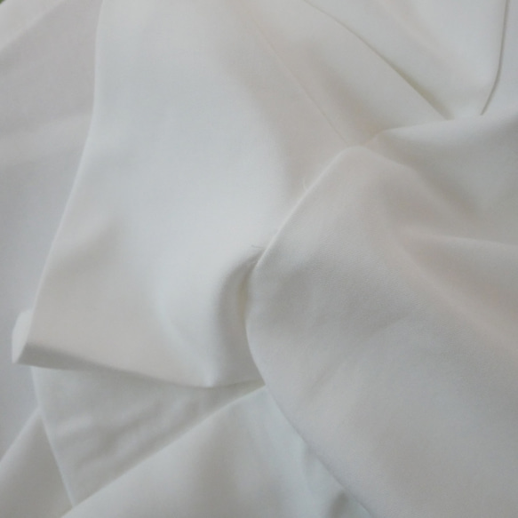 白色絲棉寬荷葉領上衣 第8張的照片