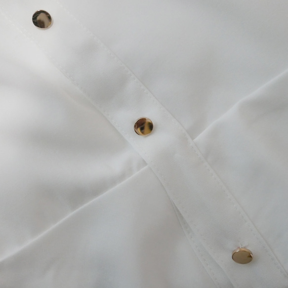 白色絲棉寬荷葉領上衣 第7張的照片