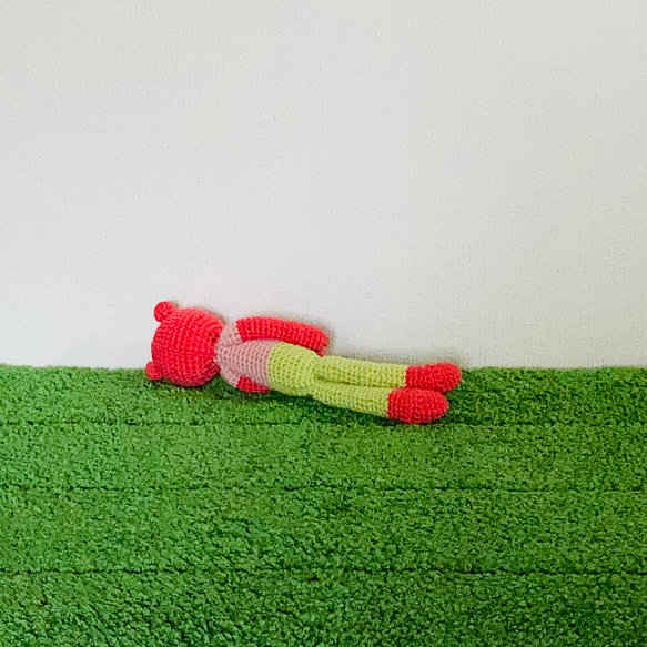 苔田かえる作‼️ショッキングピンク色の居眠りクマのあみぐるみ 6枚目の画像