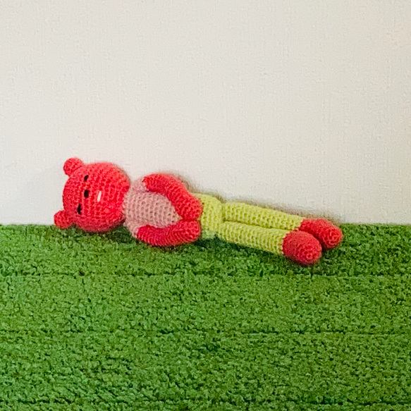 苔田かえる作‼️ショッキングピンク色の居眠りクマのあみぐるみ 5枚目の画像