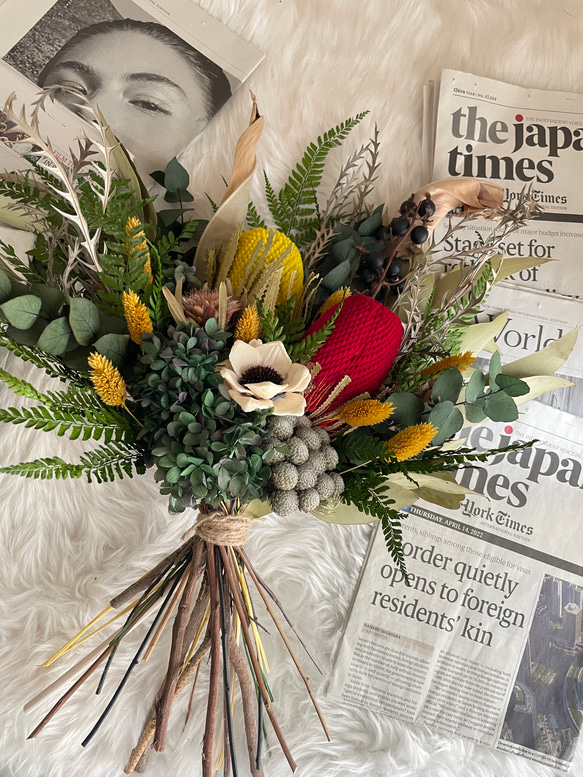 ドライフラワー 染めバンクシア個性的な花束トロピカルで