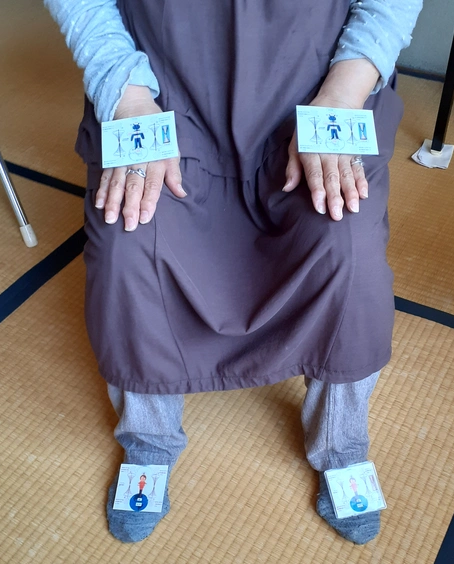 天地呼吸法気功カード4枚と渦カード1枚　両手両足に置く　呼吸が深くなり気持ちが落ち着きます