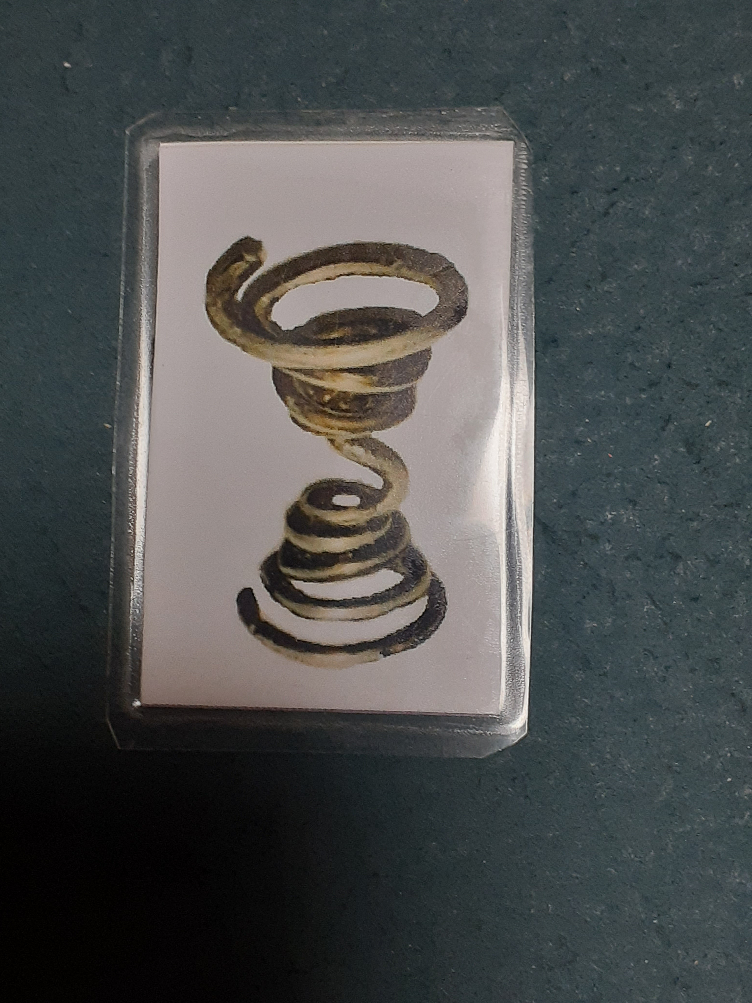 天地呼吸法気功カード4枚と渦カード1枚　両手両足に置く　呼吸が深くなり気持ちが落ち着きます