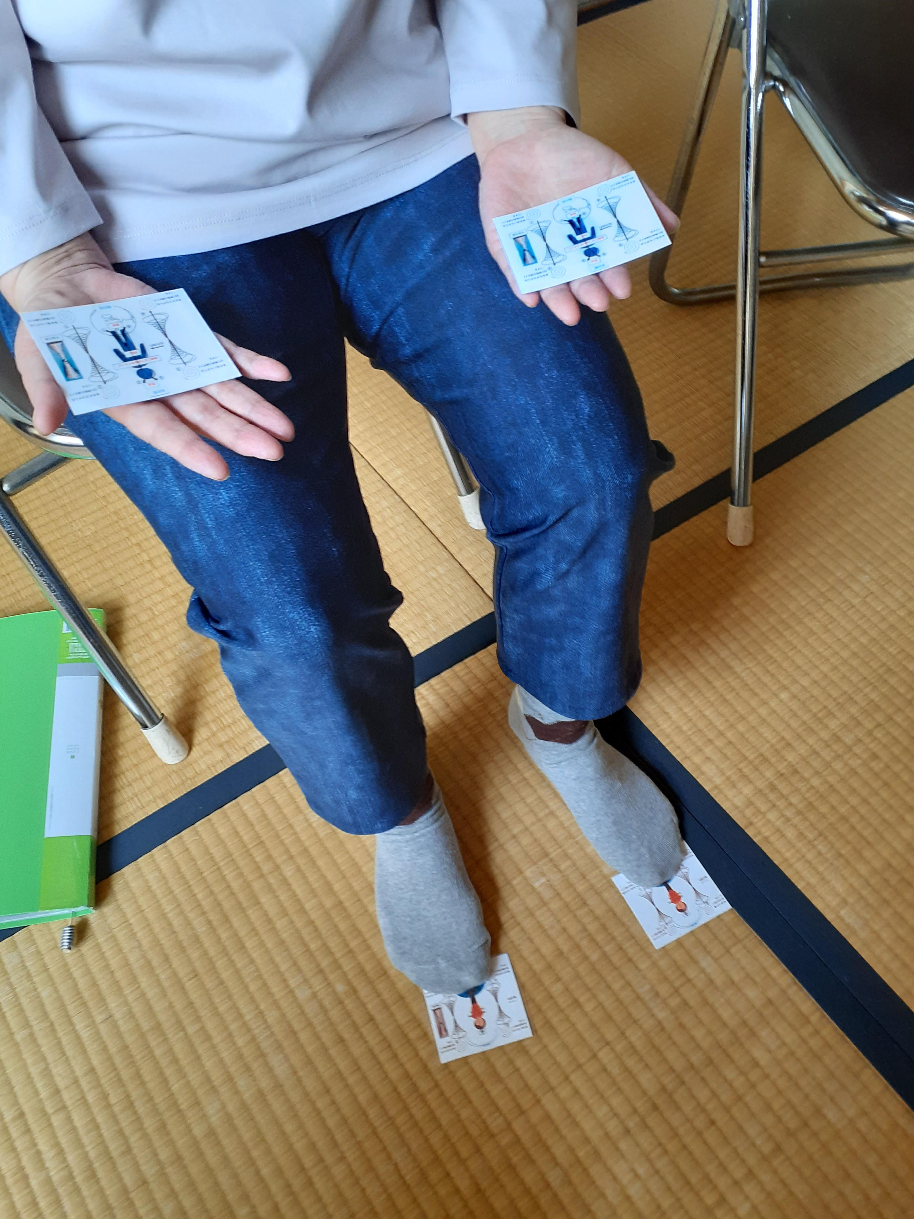 天地呼吸法気功カード4枚と渦カード1枚　両手両足に置く　呼吸が深くなり気持ちが落ち着きます