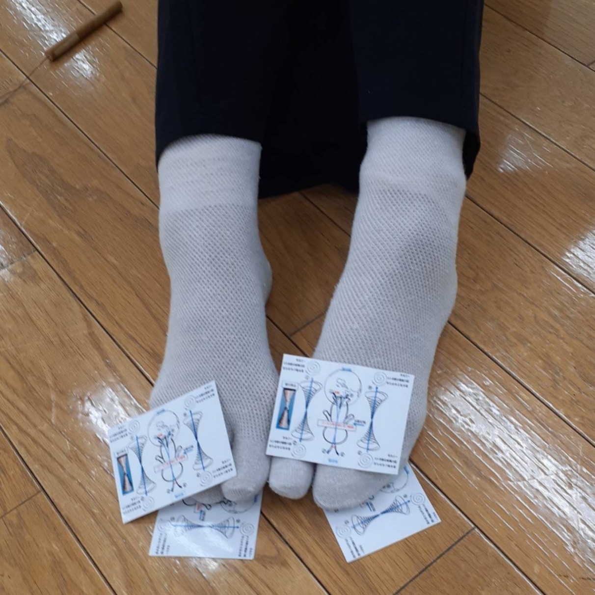 天地呼吸法気功カード4枚と渦カード1枚　両手両足に置く　呼吸が深くなり気持ちが落ち着きます