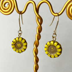 黄色いひまわりのピアス／イヤリング　揺れる　金具変更可　シンプル　アレルギー対応　花　チェコガラス　ゴールド　 5枚目の画像