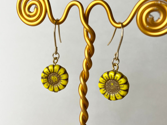 黄色いひまわりのピアス／イヤリング　揺れる　金具変更可　シンプル　アレルギー対応　花　チェコガラス　ゴールド　 5枚目の画像