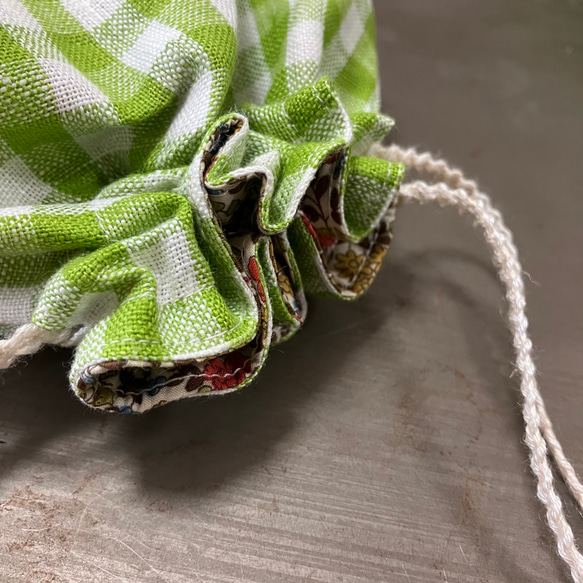 【ＳＡＬＥ】巾着袋　リネンのアップルグリーンチェックと花柄コットン　巾着⑦ 5枚目の画像