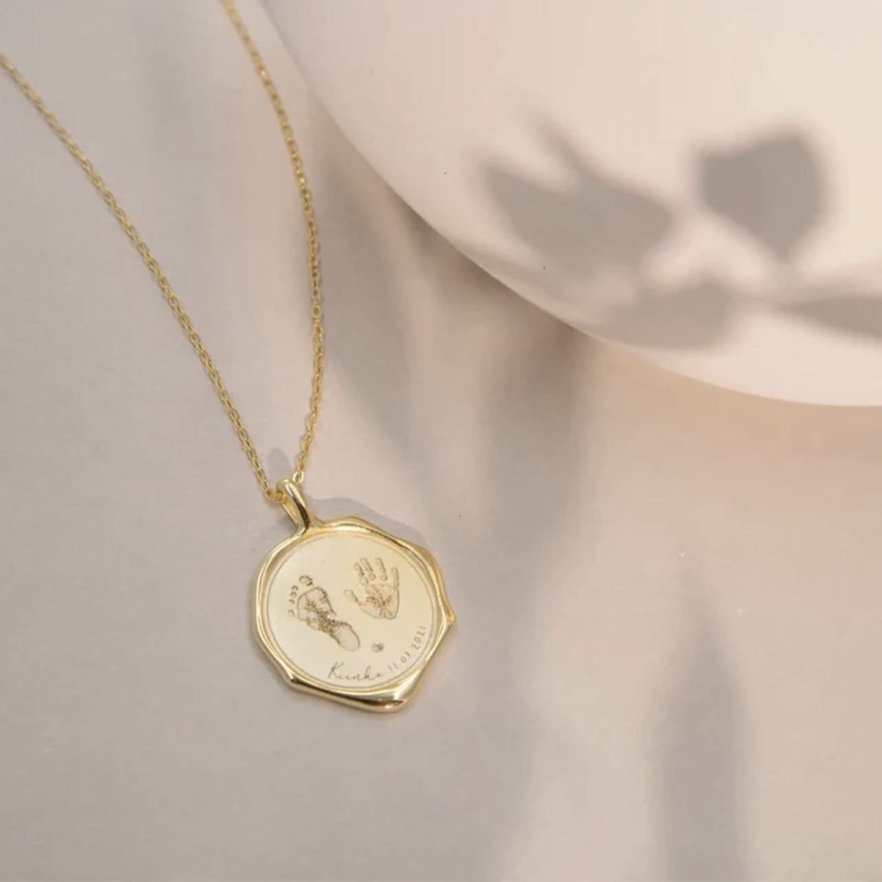 可愛すぎ♡プレゼントにも喜ばれる手形足型刻印♪誕生石も選べる♡オーダーメイドペンダント