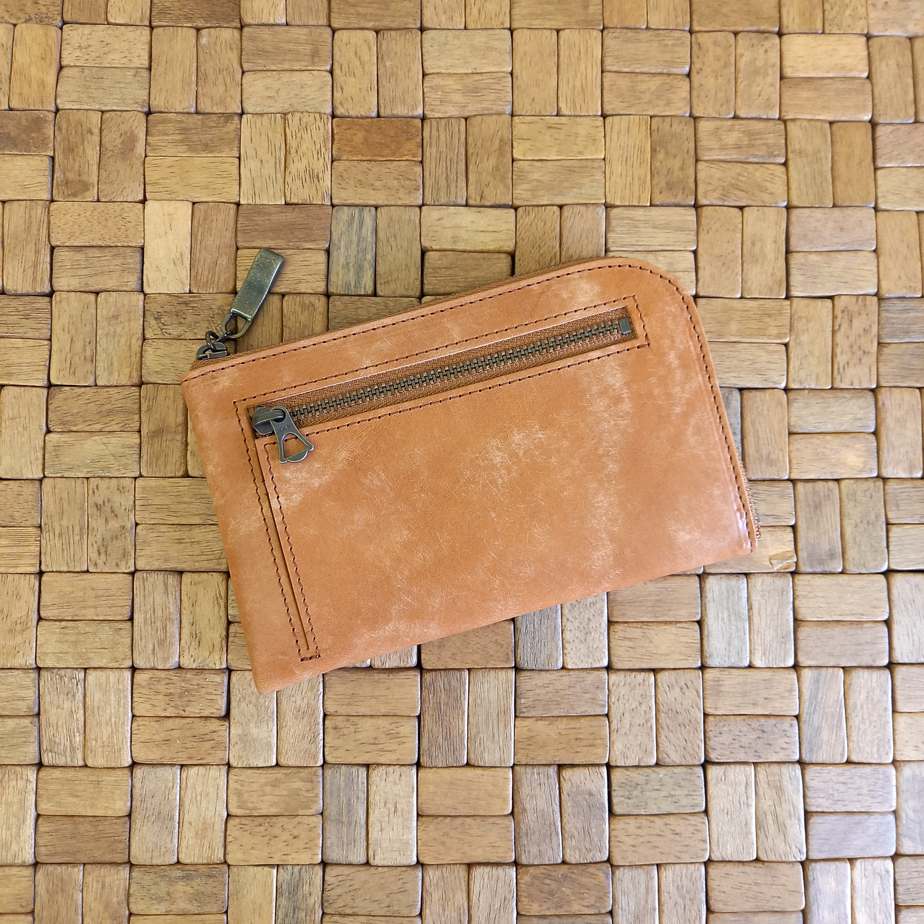 育てるミニ財布(キャラメル)バフィング加工イタリアンレザー◇薄くて軽いL字ファスナー財布！カードは10枚入る【かわつむ】