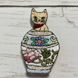 手刺繍オリジナルブローチ＊壺にハマった猫 1枚目の画像