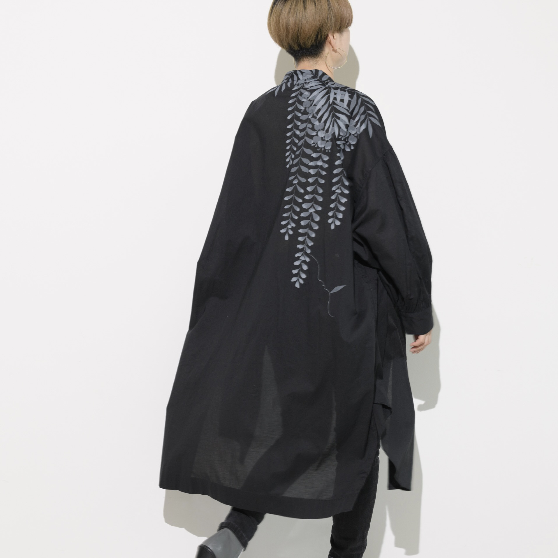 【洗濯機で洗える】手描きソフトワッシャー・ロングブラウス＜グレー藤＞