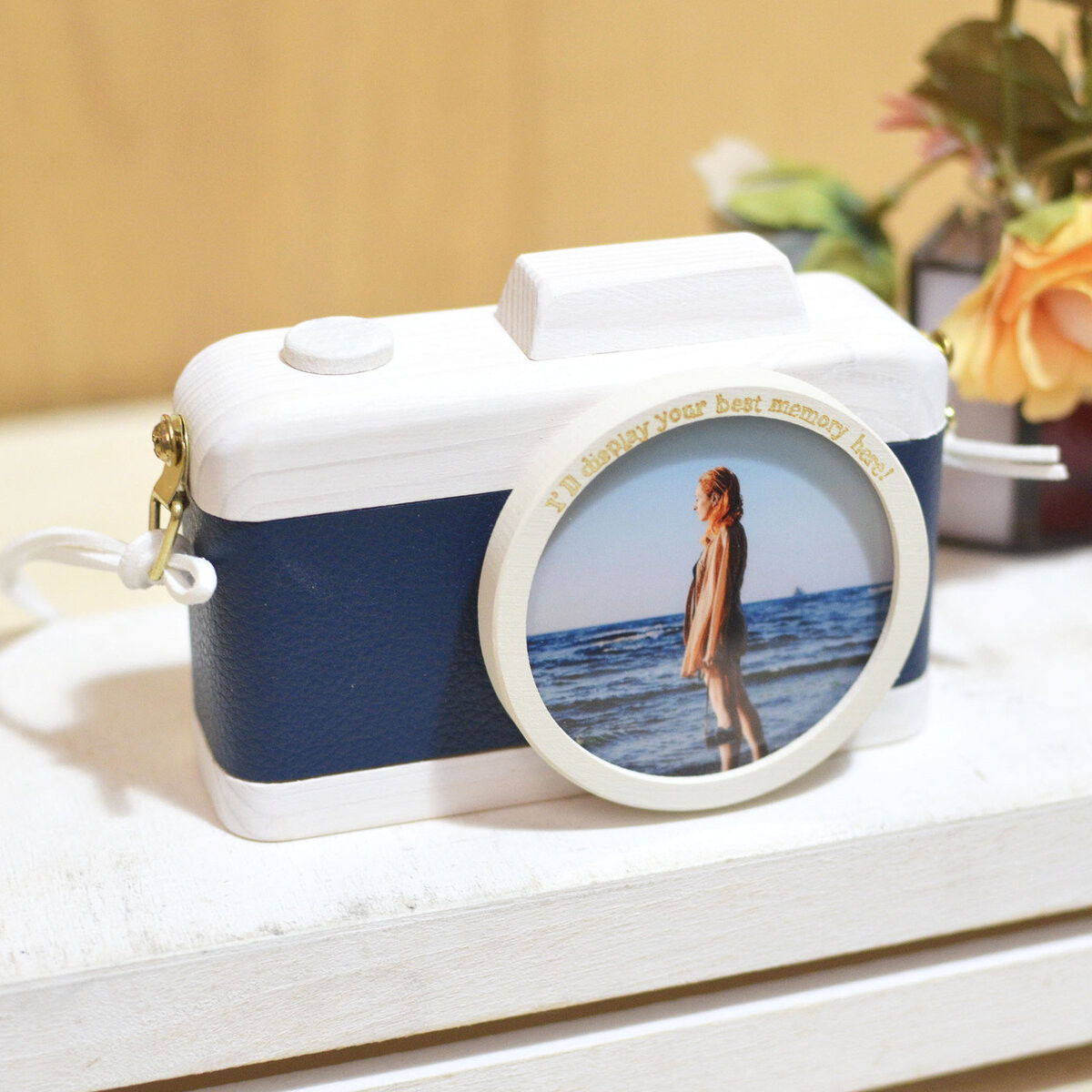 冬限定2025 吊り下げ用の紐付きネイビーフェイクレザーとオフホワイトフレームが映えるカメラ型フォトフレーム 4,620円