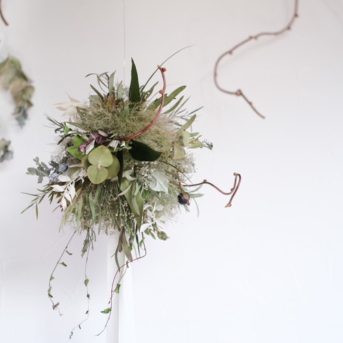 風にのるグリーンのフライングボール＊スモークツリーフライングボール