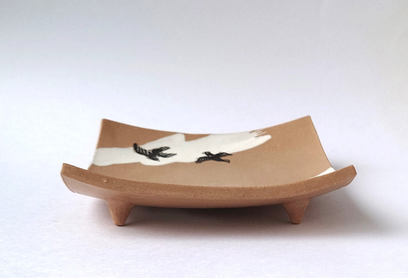 ほんわかな風景が広がるお皿（鳥と犬）。　風景　角皿　陶器 3枚目の画像
