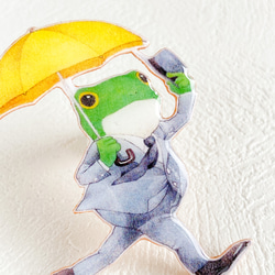 雨の日の小走りカエルのブローチ 5枚目の画像