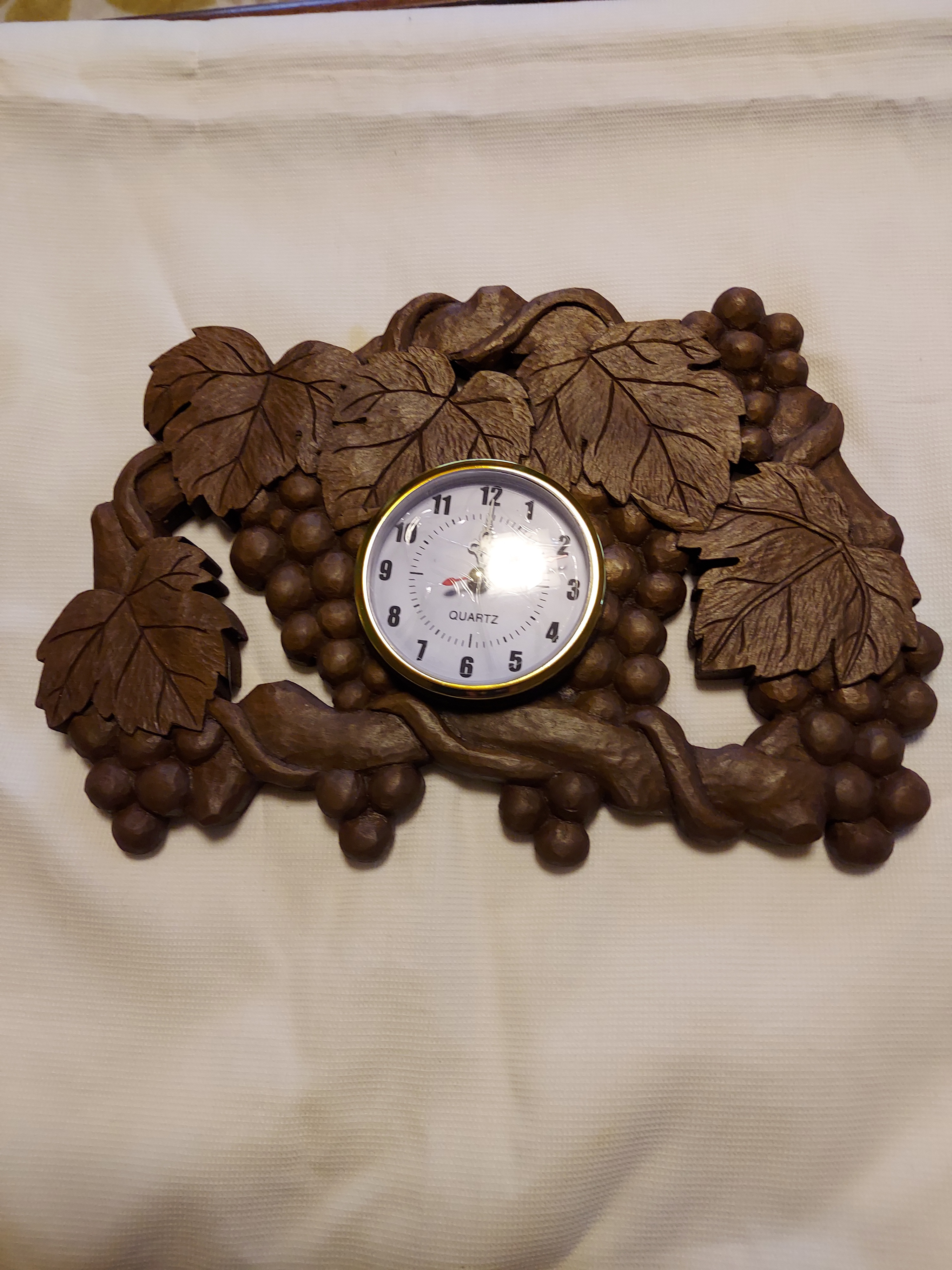 木彫りの掛け時計(葡萄)