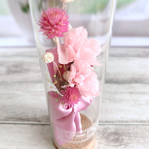 【母の日にも】ピンクのカーネーションのボトルフラワー / 花言葉入り / 置物 ガラス瓶 プチギフト お供え 3枚目の画像
