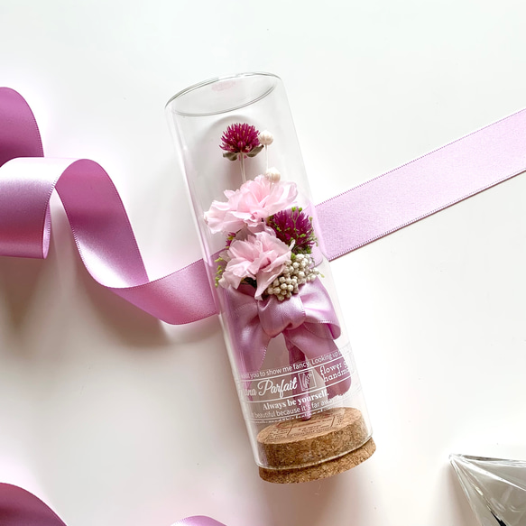 【母の日にも】ピンクのカーネーションのボトルフラワー / 花言葉入り / 置物 ガラス瓶 プチギフト お供え 5枚目の画像