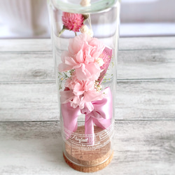 【母の日にも】ピンクのカーネーションのボトルフラワー / 花言葉入り / 置物 ガラス瓶 プチギフト お供え 2枚目の画像
