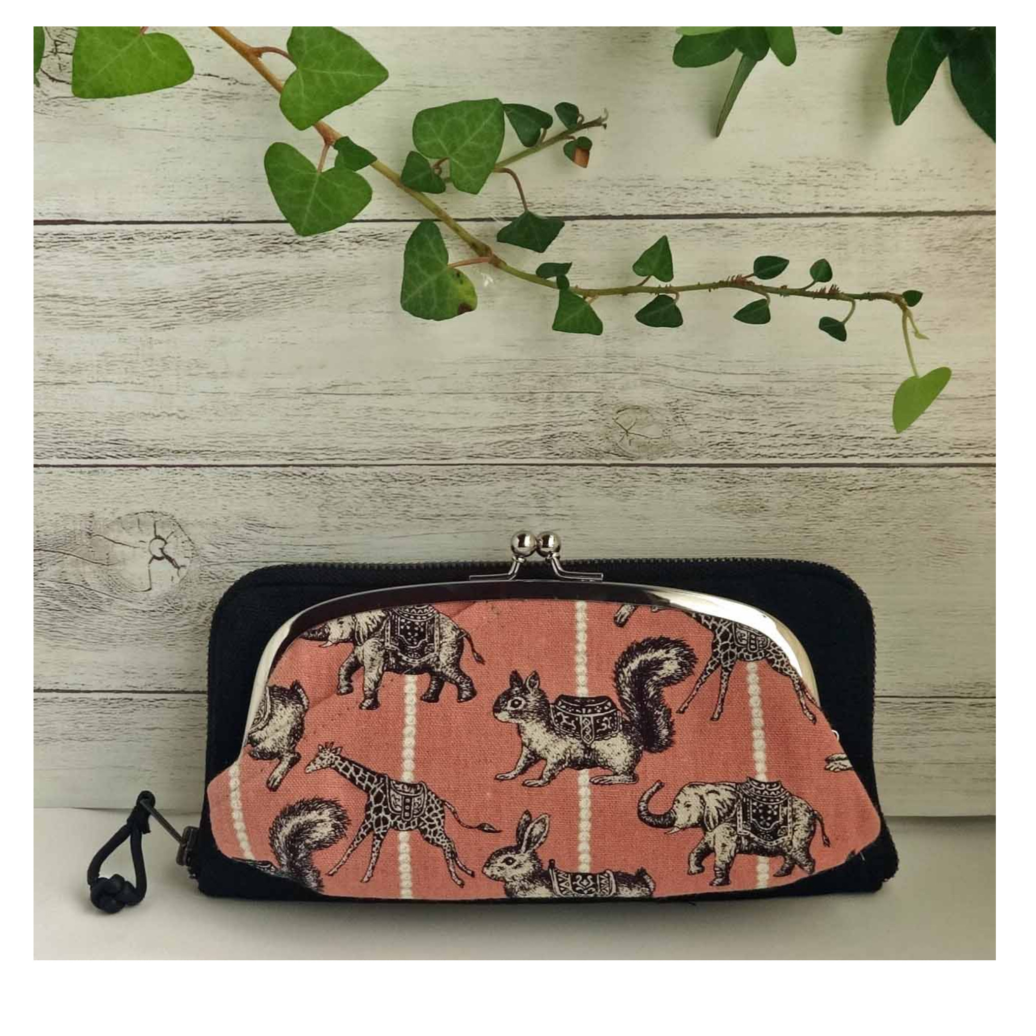 がま口付き長財布　march of animals ピンク