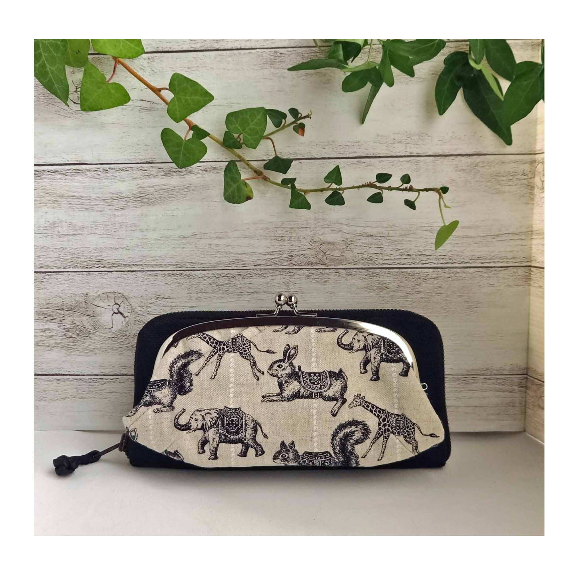 がま口付き長財布　march of animals グレー