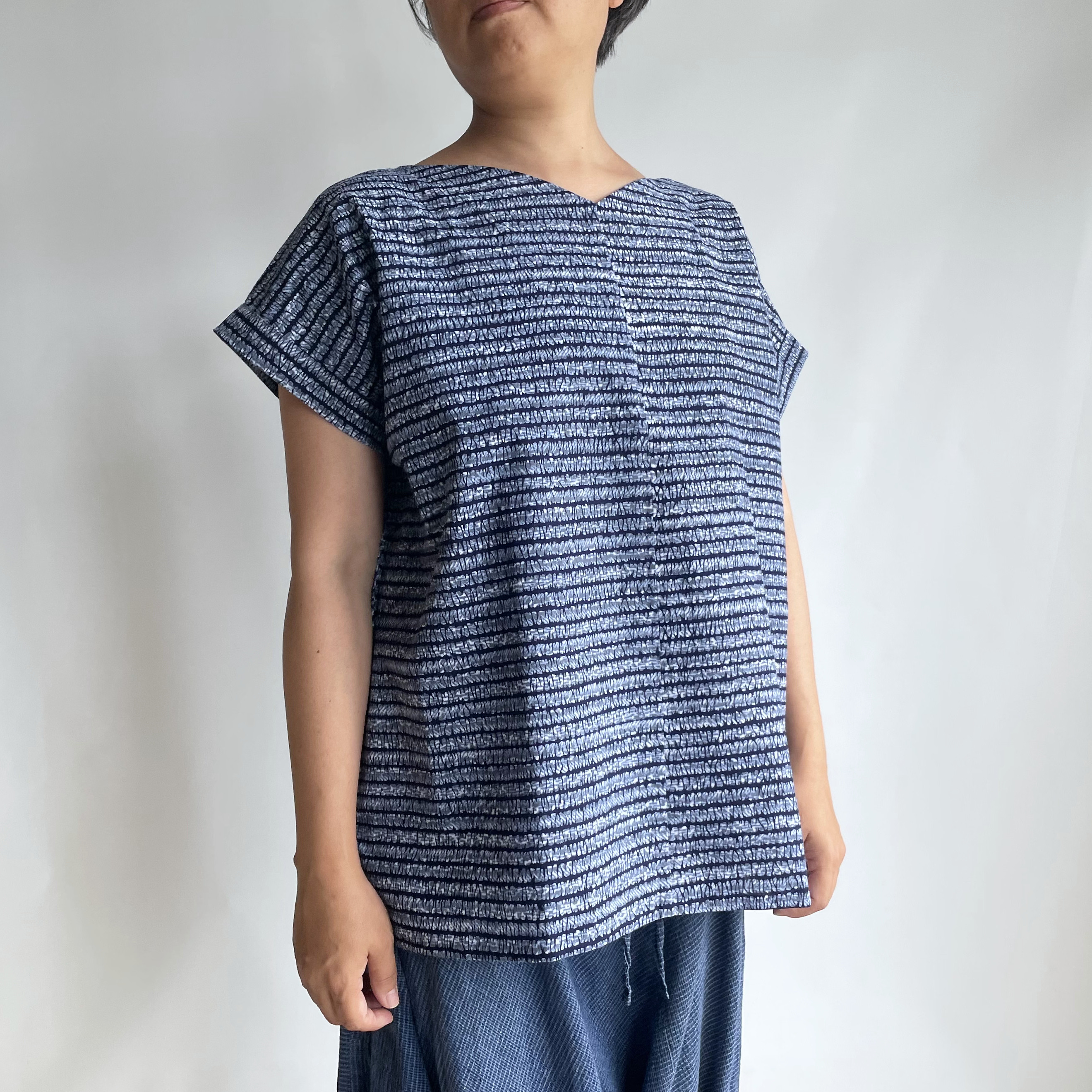 【1点もの】縦づかいのプルオーバーブラウス袖付き 総手縫い -浴衣地 波のような抽象模様  SLPO40