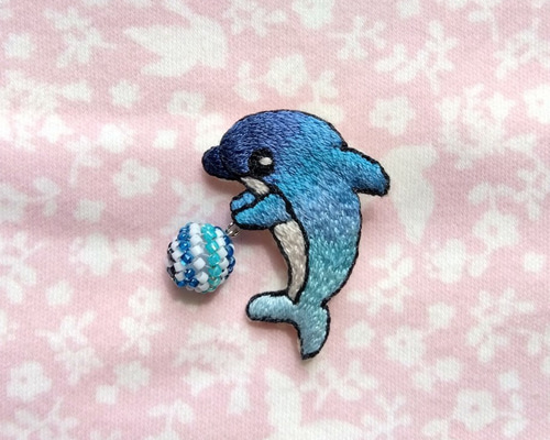 イルカの刺繍ブローチ ビーズボール ブローチ haniho 通販｜Creema