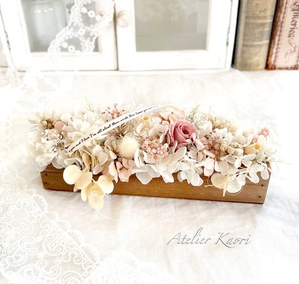 温かみのある木箱のフラワーアレンジ プリザーブドフラワー Atelier