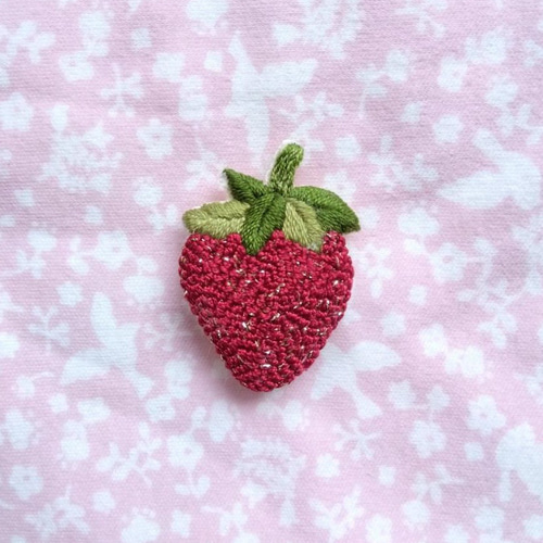いちごの刺繍ブローチ 苺 ブローチ haniho 通販 16135021｜Creema