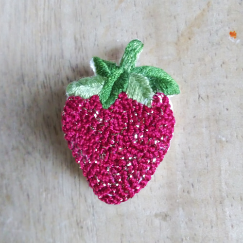 いちごの刺繍ブローチ 苺 ブローチ haniho 通販 16135021｜Creema