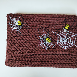 【SOLD OUT】コガネグモのニットクラッチ 1枚目の画像