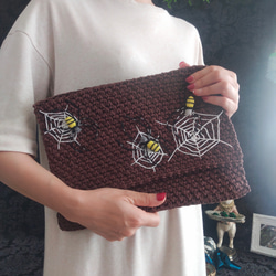 【SOLD OUT】コガネグモのニットクラッチ 2枚目の画像