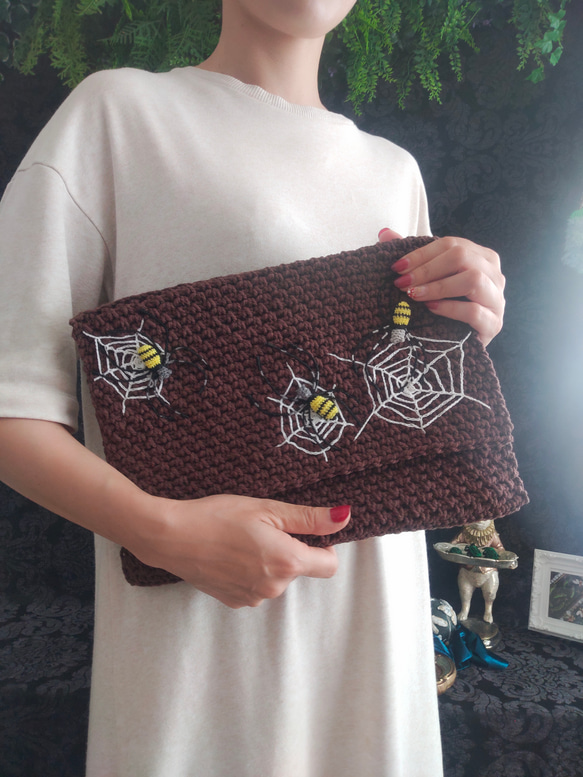 【SOLD OUT】コガネグモのニットクラッチ 2枚目の画像