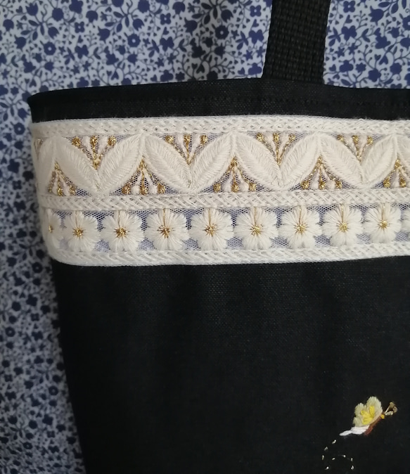 ホワイト・プードル刺繍ショルダーバッグ《インド刺繍りぼん》（特大サイズ）【底板付き】 4枚目の画像