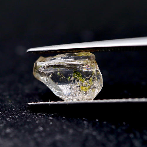 古代の石油内包 オイルインクォーツ パキスタン 水晶 1.36ct 天然石