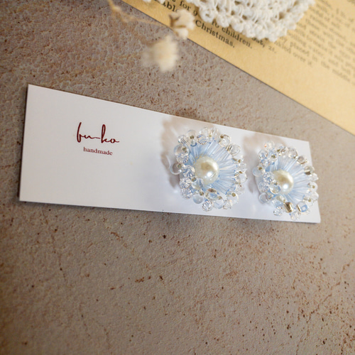 ビーズ刺繍♡クリアブルーの竹ビーズとスワロビーズのお花ピアス