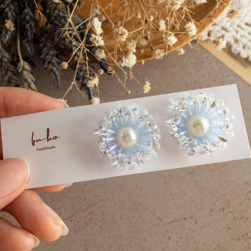 ビーズ刺繍♡クリアブルーの竹ビーズとスワロビーズのお花ピアス