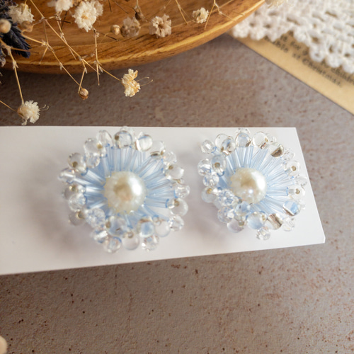ビーズ刺繍♡クリアブルーの竹ビーズとスワロビーズのお花ピアス
